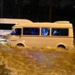 Adana'da sağanak yağış! Araçlar suda kaldı