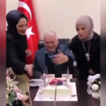 Binali Yıldırım'ın mum &uuml;fleme anları sosyal medyayı salladı!