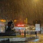 Edirne'de sağanak yağmur hayatı durma noktasına getirdi