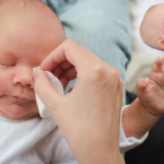 Bebeklerde çapak nasıl temizlenir? Bebeklerde göz çapaklanması neden olur? Anne sütü ile çapak masajı