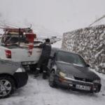 Buz pistine dönen yolda 20’ye yakın araç birbirine girdi