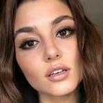 Hande Er&ccedil;el'i duygulandıran s&uuml;rpriz! Annesiyle...