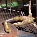 Ibrahimovic'in heykeli bu kez yerle bir edildi!
