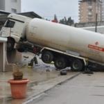 Adana'da faciadan dönüldü: LPG tankeri asılı kaldı