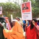 Somali'deki terör saldırısını, ellerindeki Erdoğan posterleriyle kınadılar
