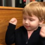 Didem Uzel'in oğlu Aslan'ın telefon eşliğinde dansı!