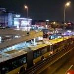 İstanbul'da akılalmaz kaza: Rögar kapağı metrobüse saplandı