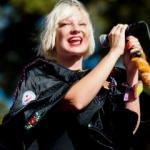 D&uuml;nyaca &uuml;nl&uuml; şarkıcı Sia evlat edindi