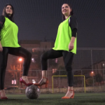 Kadın gazeteciler "kadına şiddete hayır" i&ccedil;in sahaya topuklu ayakkabıyla &ccedil;ıktı!