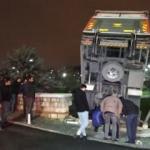 Kağıthane’de kamyonet istinat duvarında askıda kaldı