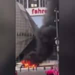 Malezya'da alev alan otomobil saatlerce yandı!