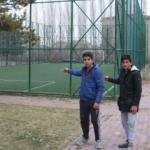 Serbest bırakılan pitbull halı sahada dehşet saçtı!