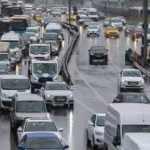 İstanbul'da trafik felç! Yoğunluk yüzde 63'ü buldu!