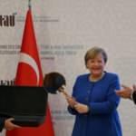 Erdoğan'ın hediyesini alan Merkel'in mutluluğu
