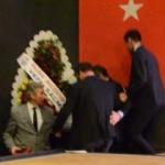 Göç İdaresi İletişim Dairesi Başkanı Kadıoğlu, kürsüde kalp krizi geçirdi