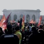 Versay Sarayı'nın çevresinde Macron protestosu