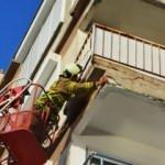 Depremden zarar gören binaya itfaiye müdahalesi