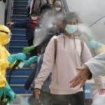 Endonezya'da korona alarmı! Uçaktan inenler şaşkına uğradı