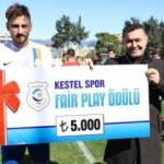 Centilmen futbolcu, para ödülünü şehit ailelerine bağışladı