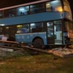 İstanbul'da otobüs durağa daldı! Ağır yaralılar var