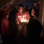 Kadın jandarma personelinden depremzede çocuğa doğum günü sürprizi
