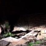 Manisa'da 4.8'lik deprem sonrası metruk bir bina &ccedil;&ouml;kt&uuml;