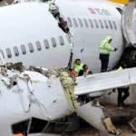 Uçaktan yolcuların valizleri çıkarılıyor