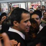 Darbeci Guaido'ya havalimanında yoğun tepki