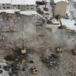 Elazığ&rsquo;da ağır hasarlı yapıların yıkımı s&uuml;r&uuml;yor