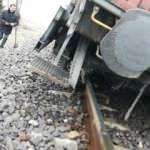 Maden taşıyan yük treni raydan çıktı