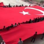 Öğrenciler şehitler için dua edip dev Türk Bayrağı açtı