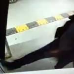 Otopark ödeme cihazını hem tekmeledi hem yumrukladı!