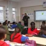 TBMM Başkanı Şentop, akıllı tahta isteyen öğrencinin yüzünü güldürdü