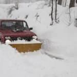 Burası Rize! K&ouml;y yollarını kendi aracıyla a&ccedil;ıyor