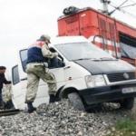 Yük treni kamyonete çarptı: 1 ölü