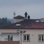 6 katlı apartmanın çatısında maç keyfi