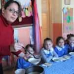 Öğrencileri için her sabah bunu yapıyor