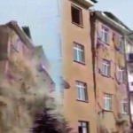 4,2'lik deprem sonrası yerle bir oldu! Binanın &ccedil;&ouml;k&uuml;ş anı kamerada