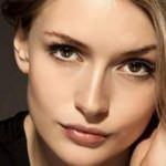 Yasemin Allen uyardı: Çekik gözlü poz vermeyin!