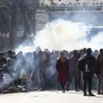 Yunanistan sınırında ilgin&ccedil; g&ouml;r&uuml;nt&uuml;! Gaz bombaları ile saldırdılar