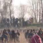 Sıcak g&ouml;r&uuml;nt&uuml;ler! Binlerce g&ouml;&ccedil;men tel &ccedil;itleri kesip Yunanistan'a ge&ccedil;ti