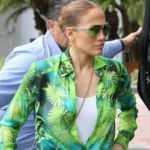 Jennifer Lopez'in Versace marka kombini b&uuml;y&uuml;k beğeni topladı