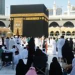 Kabe'de 50 kişilik gruplar halinde tavaf yeniden başladı