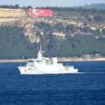 Pakistan savaş gemisi 'Yarmook', Çanakkale Boğazı'ndan geçti! Dikkat çeken bayrak detayı