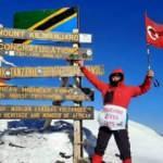 71'lik delikanlı Türk bayrağını Afrika’nın en yüksek dağına dikti