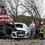 Tren hemzemin geçitte hafif ticari araca çarptı: 2 ölü, 2 yaralı