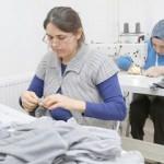 Mülteci çocuklar için kıyafet dikiyorlar