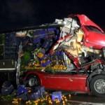 Sivas'ta iki tır &ccedil;arpıştı, meyve ve sebzeler yola sa&ccedil;ıldı