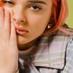 19 yaşındaki Amerikalı şarkıcı Charlotte Lawrence koronavirüse yakalandı!