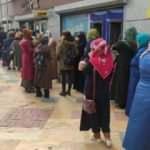 Koronavirüs çağrısını hiçe sayıp PTT'de uzun kuyruk oluşturdular